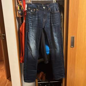 Hej Säljer dessa sjukt snygga Ricky true religion jeans, skick 10/10 köptes helt nya i butik i NYC i Juni🙌🏻 Sjukt snygg fade på jeansen, stitchen är orange😁 Köpte dom för 150 dollar 💵  Mitt pris är 699! Oversized 33! Pm för bilder👌🏻 -The Shoe store  