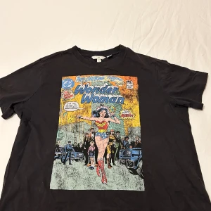 Oversized Wonderwoman T-shirt  - Inte riktigt min stil längre, storlek XL så den sitter ganska löst 75kr + frakt