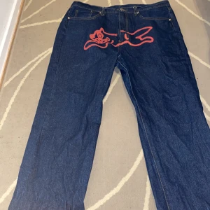 Billionare Boys Club Jeans - Väldigt stora Billionare Boys Club jeans. Köpta här på Plick, inte riktigt min stil, endast testade. Kommer i Orginalförpackningen