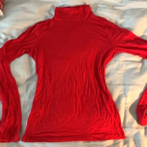 Röd långärmad - Jättefin långärmad med kort polo💕 använd fåtal gånger. Bara att skriva för fler bilder🫶🏻