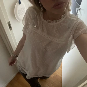Vit blus - Super fin vit blus från ONLY💗knappt använd! Står att den är i storlek M men passar mig som vanligtvis har storlek S! 