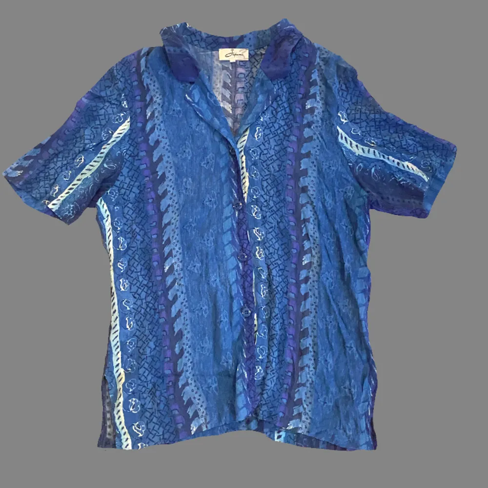 Vintage blå sommarskjorta i luftigt material och roligt mönster ! Köpt på beyond retro för några år sedan! . Skjortor.