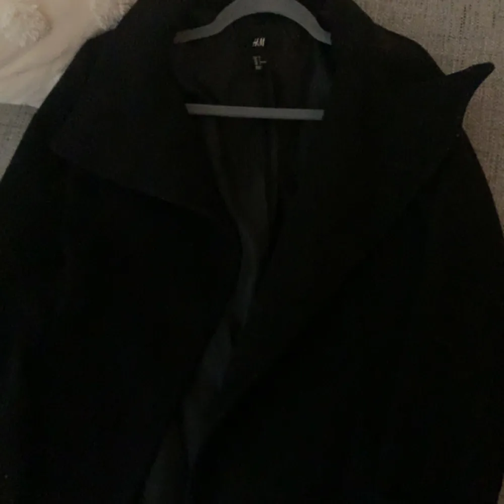 Säljer denna kappa då den inte passa mig (första bilden är från tjejen jag köpte den av) inga defekter😊. Jackor.