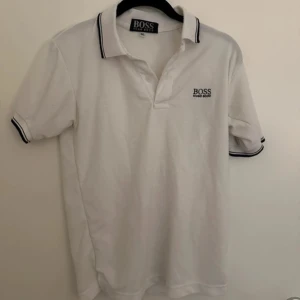 Hugo boss piké - Vit Hugo boss piké storlek M men passar även S