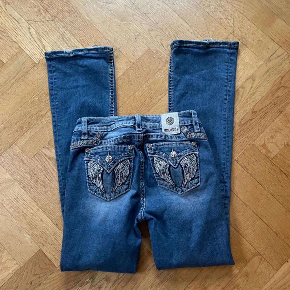 Säljer dessa superfina MissMe jeans då de tyvärr är för stora. Jag skulle säga att de är midwaist och bootcut. Mått: Innerbenslängd 80 cm, midja 35 cm, storlek 27.. Jeans & Byxor.