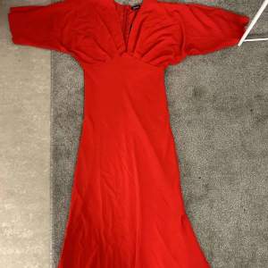 Superfin röd klänning från boohoo i storlek 32/34. 