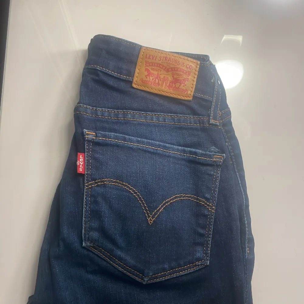 Ett år lågmidjade Levis jeans i Waits 24, dom är avklippta så skulle säga att någon runt 155-160 kan bära dom . Jeans & Byxor.
