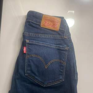 Ett år lågmidjade Levis jeans i Waits 24, dom är avklippta så skulle säga att någon runt 155-160 kan bära dom 