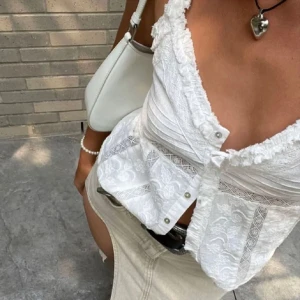 Zara linne - Söt vitt linne som tyvärr inte passade mig och som är i nytt skick🩷Väldigt passande inför sommaren<3