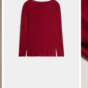 Röd intimissimi tröja  - Röd cashmere intimissimi tröja, fint skick, har en lite defekt längst ner på ena armen men inget som syns alls ( kan skicka bild om de önskas) Storlek S💕