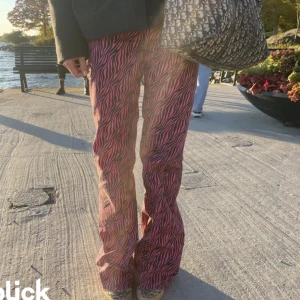 Nomi byxor!! - Kollar intresset på mina sjukt snygga pch unika byxor ifrån UF företaget Nomi ❣️de är i storlek S/M och sitter perfekt på mig som är 173cm. Ge förslag på pris så kommer vi överens om något! Köpta för 700kr