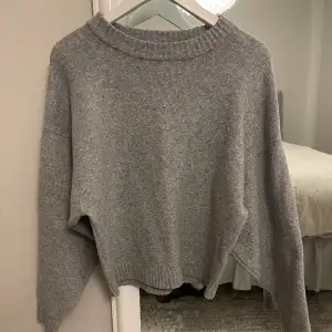 Säljer denna stickade gråa tröjan som är slutsåld, helt ny, används inte längre