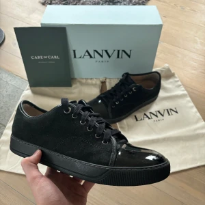 Lanvin skor! - Nu säljer vi dessa feta Lanvin skor i storlek 42, men passar dig som vanligtvis bär 43! Skorna är i väldigt fint skick men finns små tecken på användning. Allt på bilden tillkommer vid köp. Tveka inte att höra av dig vid fler frågor! ❗️Kvitto finns❗️