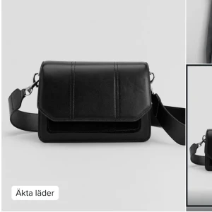 Axelremsväska  - Svart axelremsväska i äkta läder från nakd, använd fåtal gånger så är som ny! (ordinarie pris 799kr)