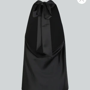 Halterneckblus i satin - Jättesnygg festtopp från Bikbok i nyskick!! Aldrig använd och har prislappen kvar. Den är i storlek xs men skulle säga att den mer passar s/m💕Hör av dig vid frågor och intressse