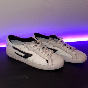 Diesel skor, använda 2 gånger - Sjyssta Diesel skor i strl 41 iprincip nya, 9/10 skick.