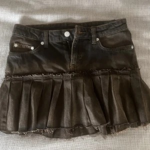 Kjol - säljer nu min jätte coola jeanskjol, aldrig använd och är i Väldigt fint skick!