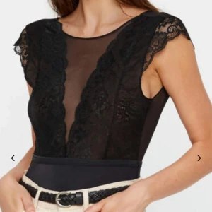 Svart spetsbody - Svart spetsbody från Pieces. Jättefin till fest med ett par höga byxor! Använd ca 3 gånger. Storlek s🩵