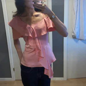 Supersöt rosa volangtopp - Är lite tveksam om jag ska sälja, om någon är intresserad kan man fråga om ett pris 😊 använd 3 gånger och storlek XS