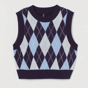 Stickad väst - Säljer den fina väst som passar inte mig. Väldigt mysigt och snyggt!