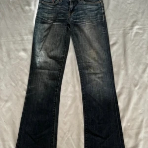 Low waist bootcut jeans - Säljer dessa supersnygga jeans jag köpte eftersom de tyvärr inte passade mig:( Superbra skick, snygga low waist bootcut! Skriv för fler bilder eller mått & priset kan diskuteras! (Bilderna är från förra säljaren)💕