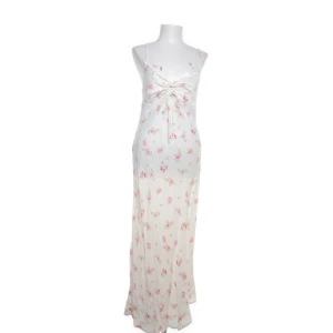 Zara långklänning - En långklänning frön zara som jag köpt på sellpy, strl L men sitter som M🫶🏻