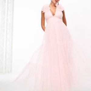 oanvänd balklänning - ljusrosa balklänning från lace and beads! säljer då den tyvärr inte passar mig, men den är superfin. helt ny med lappar, endast testad en gång. perfekt till bal eller liknande tillställningar 💗nypris 1729kr, säljer för 1000kr