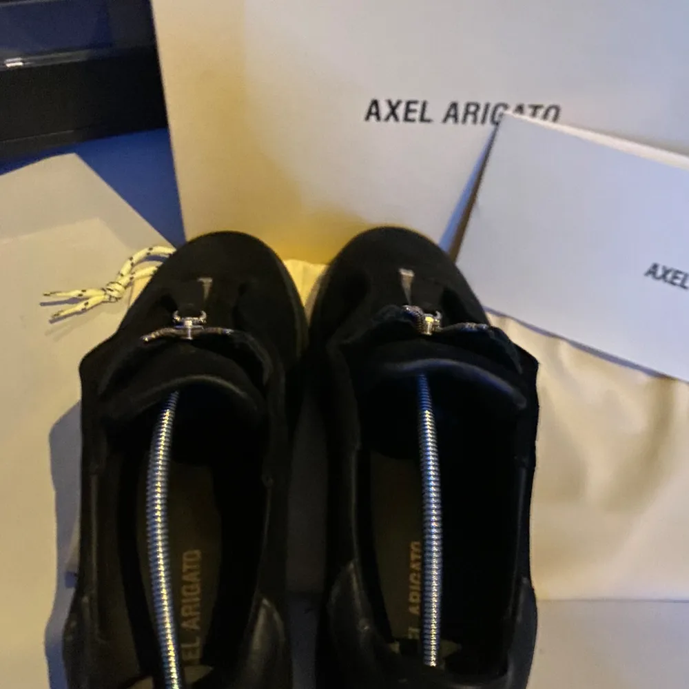 Ett par svarta Axel arigato 90 laceless i storlek 42 som är är i nyskick!🌟 endast använda ett par gånger, skorna går inte att få tag på nya. Box+dustbag medföljer!💯. Skor.