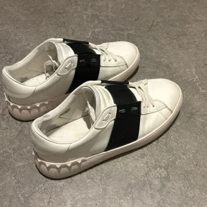 Valentino skor - Storlek 43 säljer på grund av att jag ej använder längre fint skick pris kan diskuteras kvitto finns ! Byten är även intressanta kom med förslag !