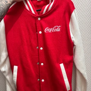 Coca cola collagetröja  - Står ingen storlek men skulle säga S. Denna är bara testad!