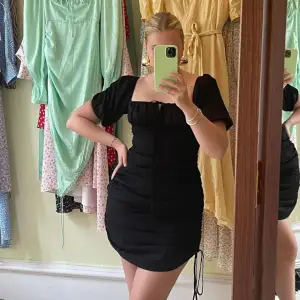 Slutsåld svart adoore klänning i storlek 34 som aldrig är använd, lappar finns kvar!