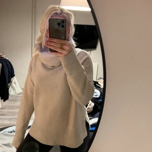 Stickad polotröja  - Jättesöt polotröja från vero moda i storlek S, använd utan skador. 