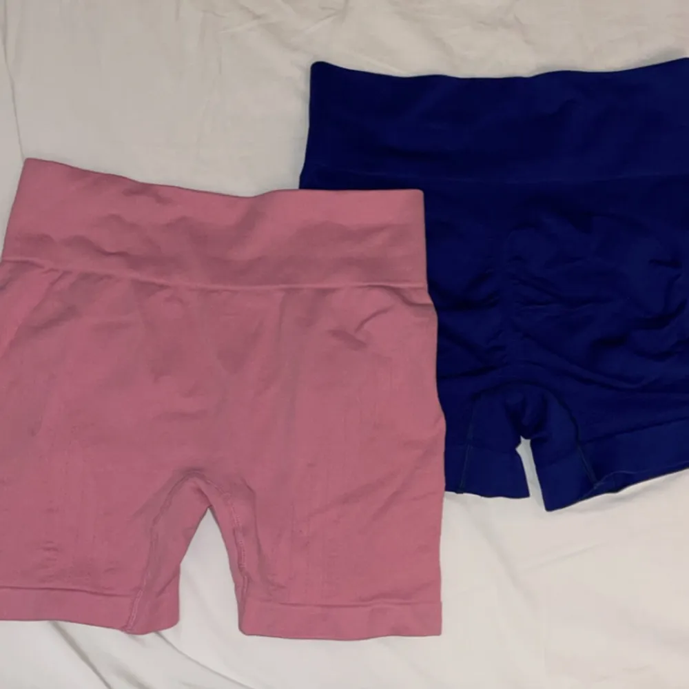 2 par träningsshorts i så fina färger!🩷 Endast testade, 50 kr st eller 90 kr för båda!🫶🏼. Shorts.