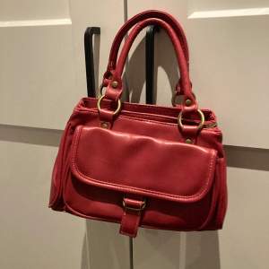 Röd vintage handväska med många fickor! 