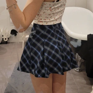 Blå rutig mini kjol - Världens sötaste kjol i skönt material och fint skick, den är lite för kort baktill på mig då jag har växt ur den💕