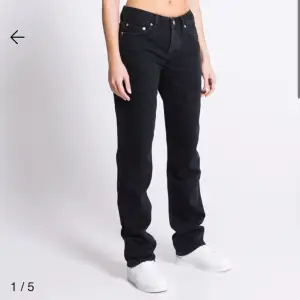 Såå snygga low rise jeans från Lager 157 i modellen icon som tyvärr är för stora på mig. Jag har satt ett elastiskt band i midjan så att de skulle passa mig men detta kan jag ta bort om det önskas, skickar gärna bild på det! Använd gärna köp nu!💕