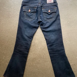 Bootcut true religion storlek 24 - Omsydda till bootcut, lite färg fläckar som syns på andra bilden men möjligt att skrubba bort. Bra skick annars. Storlek xs (24 tum) 