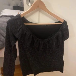 one-arm glittertopp - är i storlek M men sitter som en s/m, knappast använd, inga defekter 