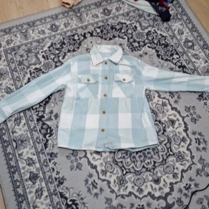 Randig kofta - Den är size 146/152, jag har bara tagit på mig den ett par gånger men sen blev den för liten, den funkar bäst till våren och hösten.