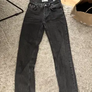 Säljer dessa fina jeans från Zara🤩🤩🤩 mid rise