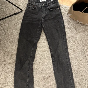 ZARA JEANS - Säljer dessa fina jeans från Zara🤩🤩🤩 mid rise