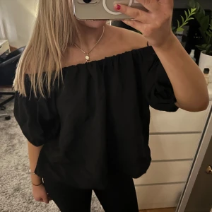 Off shoulder topp 💕 - Topp från hm 💕 endast använd typ 3 gånger därav superbra skick 