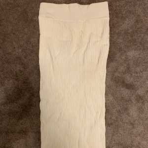 Vit långkjol  - Säljer denna vita långkjolen som är i nyskick! Man kan justera den så den även blir low waist 🤍 kom priv för mer bilder 🥰
