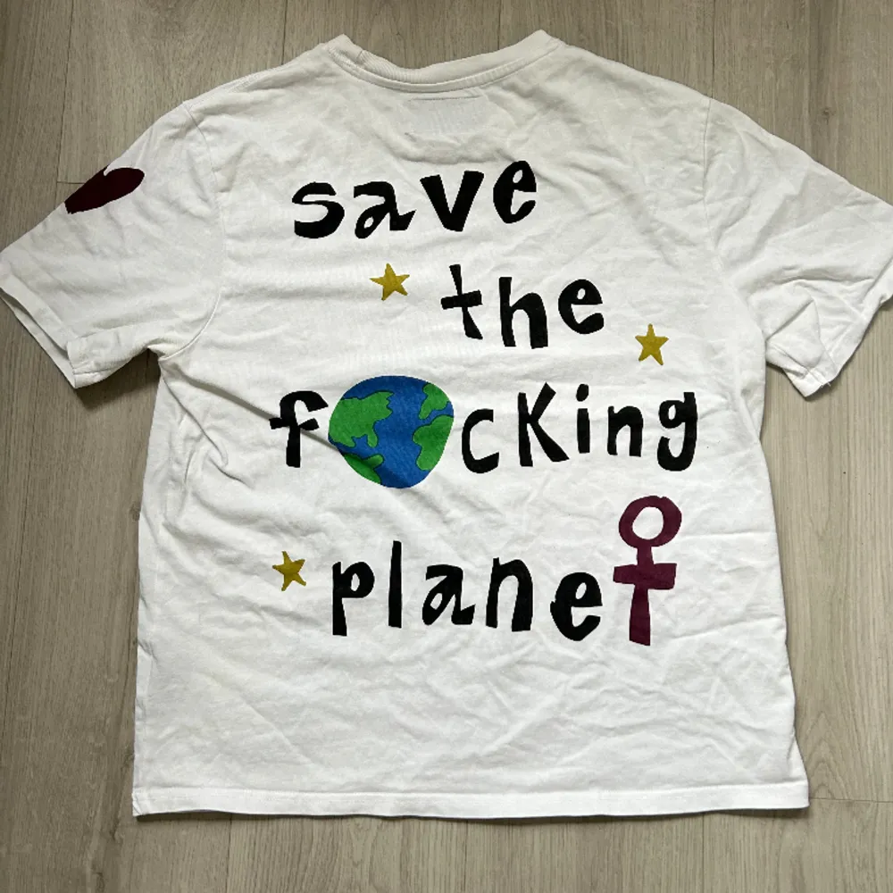 OBS (pris kan diskuteras) säljer denna fina fina t-shirt då jag inte längre får användning av den. Inga defekter. storlek M. T-shirts.
