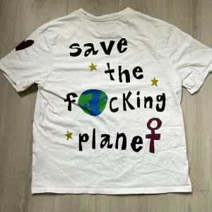 OBS (pris kan diskuteras) säljer denna fina fina t-shirt då jag inte längre får användning av den. Inga defekter. storlek M