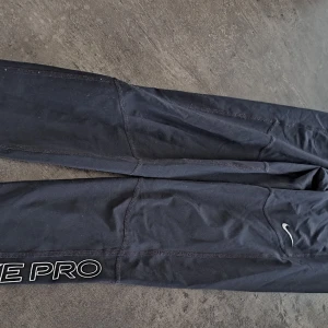 Träningsbyxor  - Träningsbyxor nike pro Fint bruksskick     Frakt tillkommer 