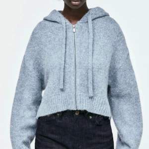 Stickad zip hoodie från zara💙 Bra skick. Kortare i modellen. Storlek m-l!💙