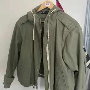 Säljer denna fina gröna jacka från Zara som inte går att köpa läängre. Den är i nyskick & har inga defekter. 