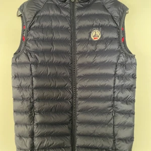 Just Over The Top Väst (JOTT)  - Säljer denna fina väst som är perfekt nu till vår/sommar! Den är i mycket bra skick och köptes på NK för 1700kr.  Färg: Marinblå  Storlek: S/M  Bara att skriva vid fler funderingar/bilder 