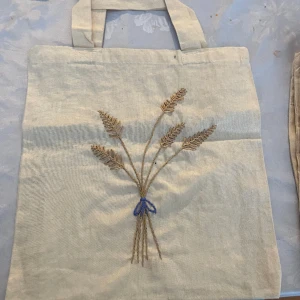 Broderad påse  - Jag har broderat själv och min kompis har ritat upp mönstret  Påsen är 27,5x30 cm